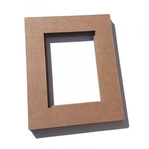 Cadre en carton A6 en position verticale, parfait pour l’encadrement léger et économique de dessins, tirages photo et créations artistiques petit format.