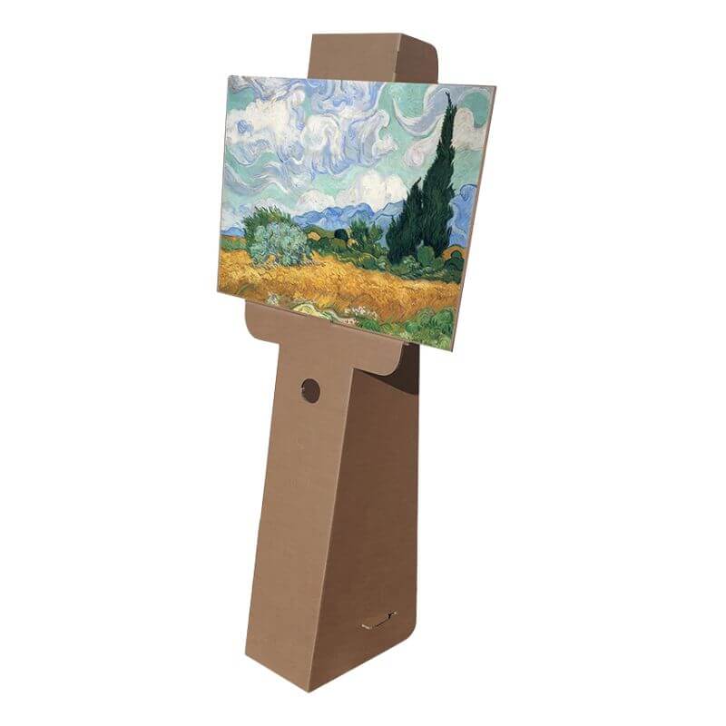 Chevalet d’exposition en carton présentant une reproduction de tableau en format horizontal. Support stable pour œuvres légères.