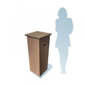 Présentation du socle en carton Grand Modèle avec silhouette pour repérer la hauteur réelle. Support stable et esthétique pour la mise en avant de sculptures et pièces artistiques.